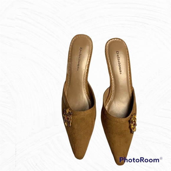 Shoes - Delicious New in Box Golden Brown Brocade Heels Slides Wm 6.5
